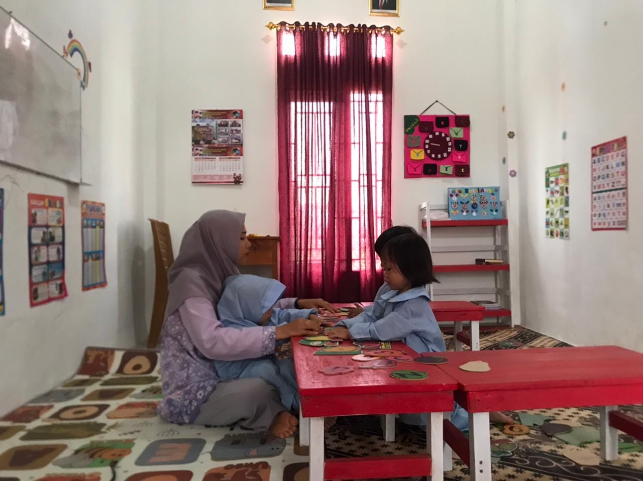 Anak-anak belajar di Yayasan Annajih